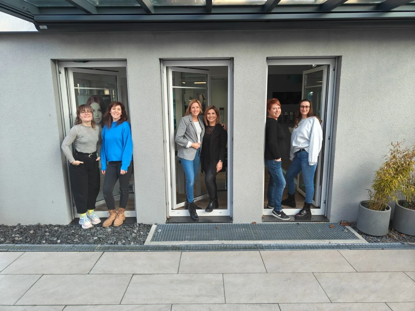 Gruppenbild aus dem Haarwerk-Teamalbum vor dem Salon